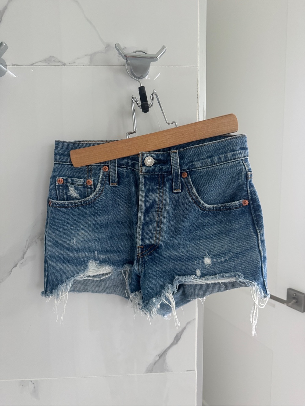 🟥 Levi's 501 Frayed Hem Denim Shorts size 23